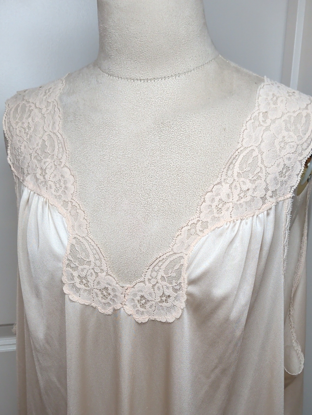 Vintage 70s Vanity Fair Pink Nylon Nightgown Negligee Lace Sz L MCM - Picture 3 of 15